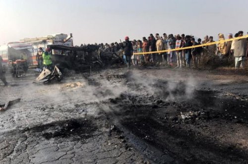 СМИ: В результате ДТП на северо-востоке Пакистана погибли 27 человек - ФОТО
