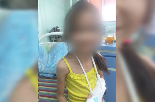 Ana dəcəllik edən qızının barmaqlarını kəsdi - VİDEO