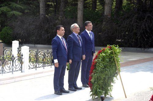 Azərbaycan mətbuatının nümayəndələri Fəxri xiyabanda ulu öndər Heydər Əliyevin məzarını ziyarət ediblər
