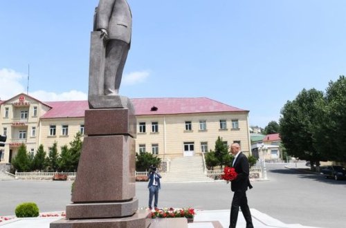 İlham Əliyev Daşkəsəndə Heydər Əliyevin abidəsini ziyarət etdi - FOTO
