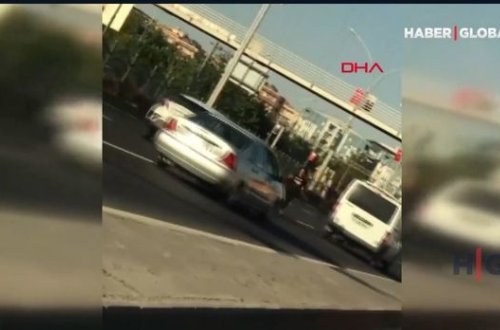 Həyatını təhlükəyə atıb magistral yolda rəqs etdi - VİDEO