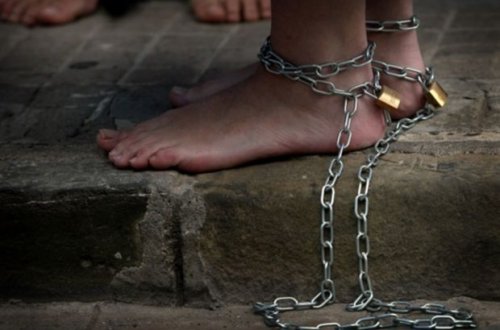 Azərbaycanda ana tanışı ilə 18 yaşlı qızını tualetdə zəncirlə bağladı - RƏSMİ