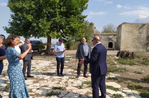 Fransalı deputatlar İmarət qəbiristanlığını və İmarət stadionunu ziyarət ediblər