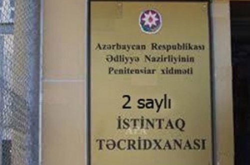 2 saylı İstintaq Təcridxanasının rəis müavini keyf edir