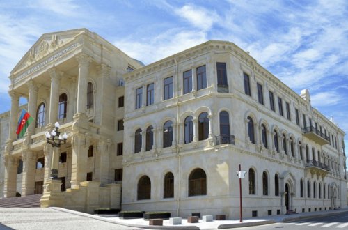 Bərdədə yetkinlik yaşına çatmayan qızı sanitar qovşağa zəncirlənməsi faktı ilə bağlı cinayət işi başlanıb