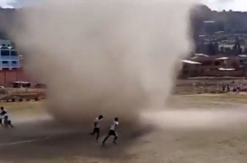 Tornado futbolçunu havaya qaldırıb, yerə çırpdı - VİDEO