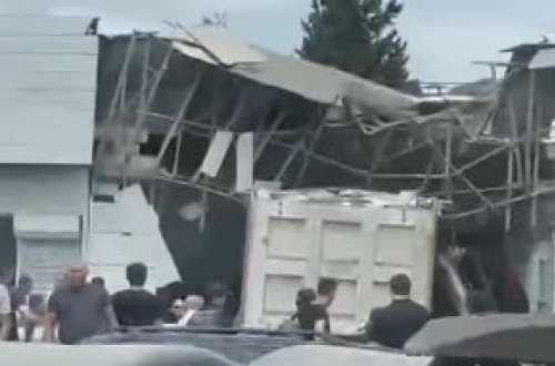 Bakıda yük maşını obyektə çırpıldı - Video