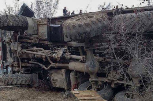 Zəngəzurda mərmi daşıyan “Ural” aşdı: Erməni hərbçilər ağır yaralandı