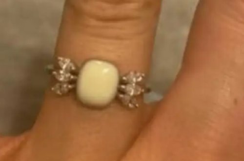 Üzüyünün qaşı ANA SÜDÜndəndir - FOTO