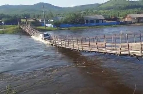 Asma körpüdən keçən yük maşını çaya yuvarlandı - VİDEO