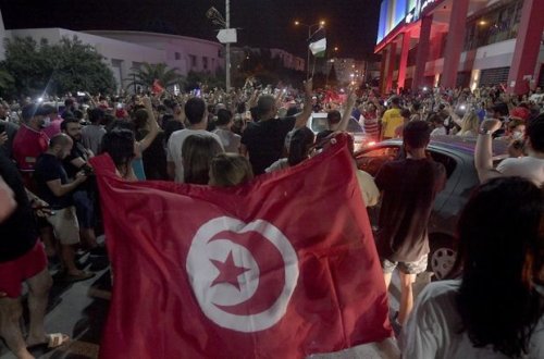 Tunisdə siyasi böhran: Parlamentin sədri xalqı küçələrə səsləyib - VİDEO