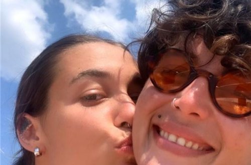 Türkiyə gözəli həmcinsi ilə dodaq-dodağa - 