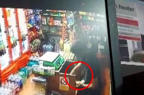 Bakıda satıcısı yatan marketdən oğurluq edilib - VİDEO