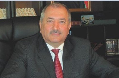 Bakıda uşaqların futbol meydançasını satan icra başçısını tanıyın (FOTO)