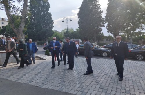 AK Partiyanın nümayəndə heyəti Gəncədə Ermənistanın raket atdığı ərazidə olub- FOTO