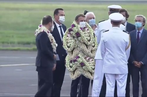 Makron “yeriyən çiçəy”ə çevrildi - VİDEO