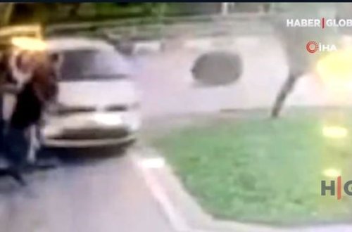 Əyləc əvəzinə qaza basan sürücü avtomobili insanların üzərinə sürdü - VİDEO