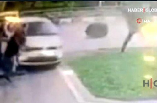 Əyləc əvəzinə qaza basan sürücü avtomobili insanların üzərinə sürdü - VİDEO