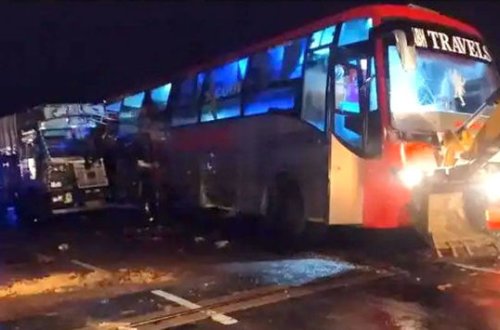 На севере Индии грузовик столкнулся с автобусом, есть погибшие - ВИДЕО