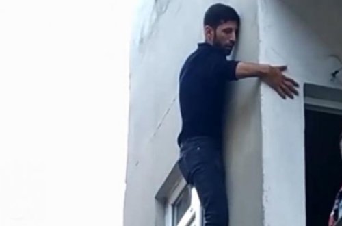 Pəncərədə çıxılmaz vəziyyətdə qalan oğru bina sakinlərinə yalvardı - VİDEO