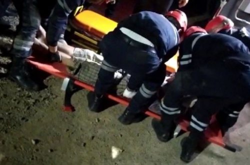 Güclü külək evin damını uçurub, dağıntılar altından bir nəfər çıxarılıb - VİDEO