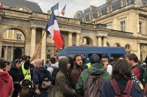 Fransada peyvənd məcburiyyətinə və COVID pasportuna etiraz edənlər Parlamentin qarşısına axışdı