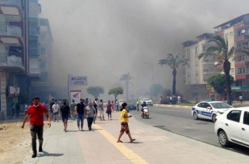 По меньшей мере один человек погиб при пожаре в турецкой Анталье