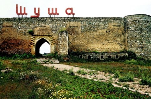 Braziliyalı jurnalist: “Ermənilərin məsciddə mal-qara saxlaması məni dəhşətə gətirdi” - FOTO/VİDEO