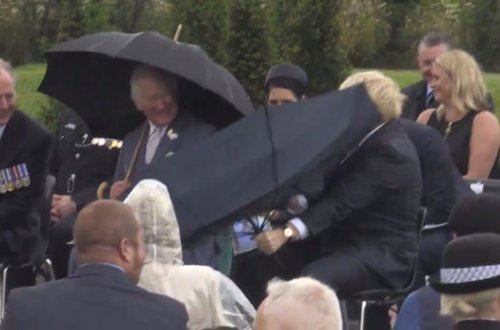 Çətirini heç cür ram edə bilməyən Boris Conson şahzadəni güldürdü - VİDEO