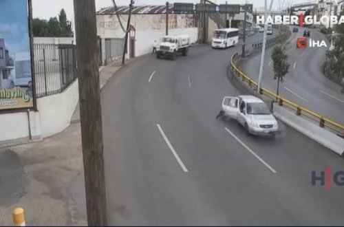 Avtomobilin qapısı açıldı, azyaşlı oğlan avtomobil yoluna yıxıldı – ANBAAN VİDEO