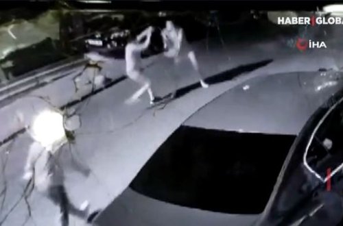 Qadın əlinə taxta parçasını götürüb özünü müdafiə etməyə çalışdı - VİDEO