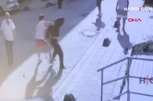 Qadının pul qabını və telefonunu qarət etmək istədi: Ətrafdakı insanlar tərəfindən cəzalandırıldı - VİDEO