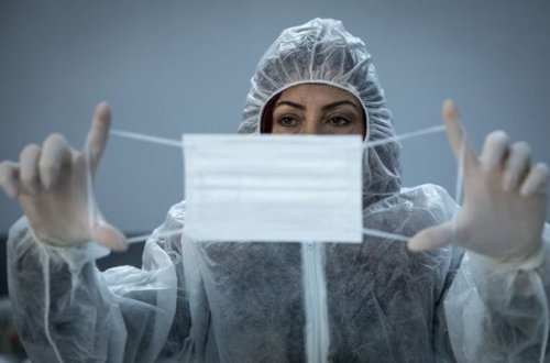 Alimlər açıqladı: Pandemiyanın qarşısını almaq üçün vaksinasiya kifayət etmir