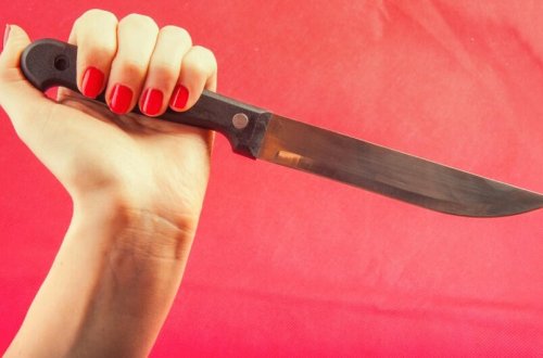 15 yaşlı qız atasını ürəyindən bıçaqladı - FOTO