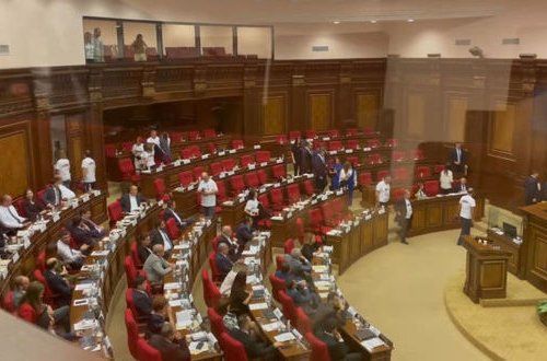 Ermənistan parlamentinin yeni seçilən deputatlarından növbəti qalmaqal: Müxalifət iclası tərk etdi - VİDEO