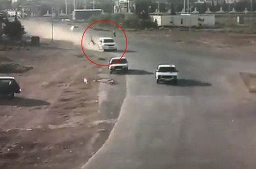 Bakıda dəhşətli qəza: “Prado” piyadanı vurub öldürdü, daha sonra üç maşına çırpıldı – ANBAAN VİDEO