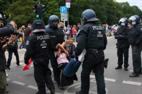 Alman polisindən etirazçılara yumruq, dəyənək və gözyaşardıcı qazla müdaxilə - VİDEO