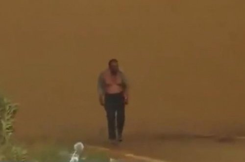 Canlı yayımda alovun içindən çıxan adam hamını heyrətə gətirdi - VİDEO