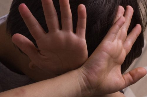 14 yaşlı oğlan məktəb yoldaşını zorladı