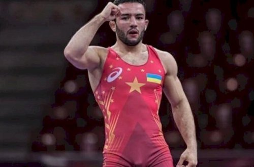 Pərviz iki rəqibinin kürəyini yerə vurdu - Yarımfinala çıxdı