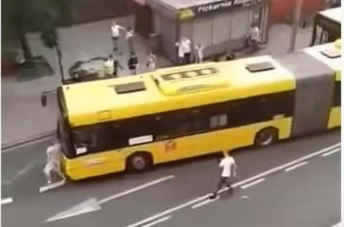 19 yaşlı qız avtobusun altında qalıb öldü - Anbaan VİDEO