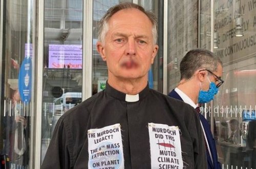 Britaniyalı keşiş etiraz əlaməti olaraq ağzına tikiş vurub