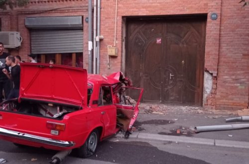 Gəncədə avtomobil iki piyadanı vuraraq xəsarət yetirib - FOTO (ÖZƏL)