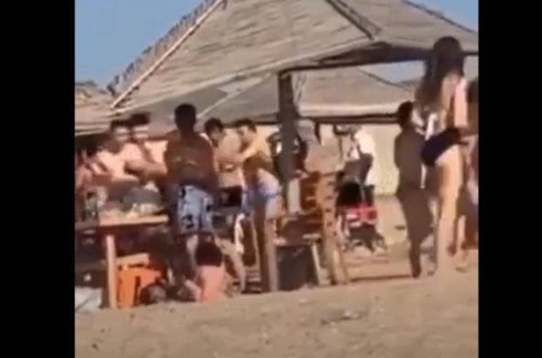 Bakı çimərliyində kütləvi dava - Qıza söz atdığına görə (VİDEO)