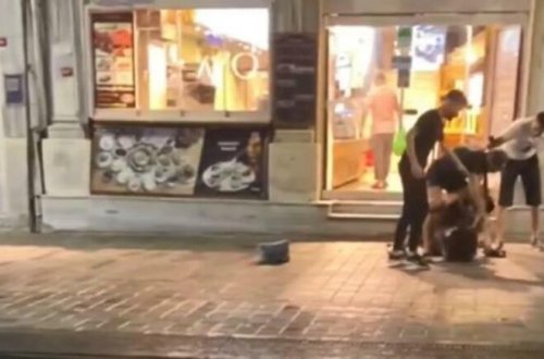 Qadınlar küçənin ortasında saçyolduya çıxdı - VİDEO