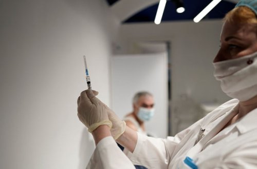 Исследование: полностью привитые от COVID-19 заболевают в три раза реже