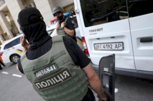 Son dəqiqə: Naməlum şəxs hökumət binasına qumbara ilə girdi