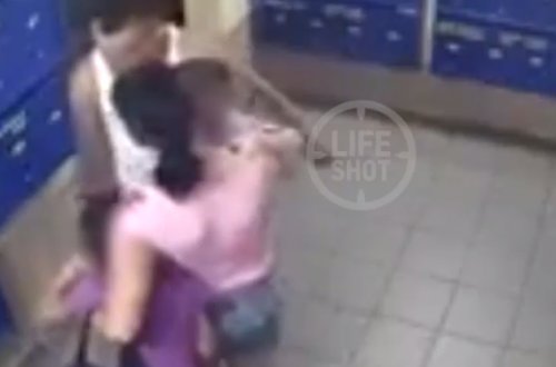 Kişi azyaşlı qızı vəhşicəsinə döydü - Əsəbi zəif olanlar baxmasın (VİDEO)