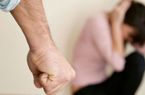 Bakıda qadını dəmir parçası ilə hədələyib soydular