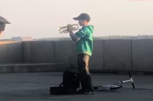 Anasının arzusu üçün pul toplayan 12 yaşlı məktəbli sosial şəbəkədə məşhurlaşdı - VİDEO